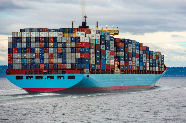 Frachtschiff, mit Containern beladen