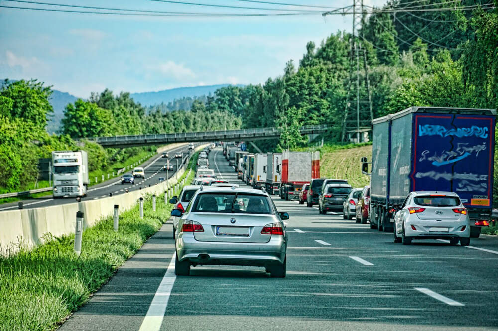 Die Autos fahren auf der Autobahn ganz links und ganz rechts. In der Mitte entsteht die Rettungsgasse.