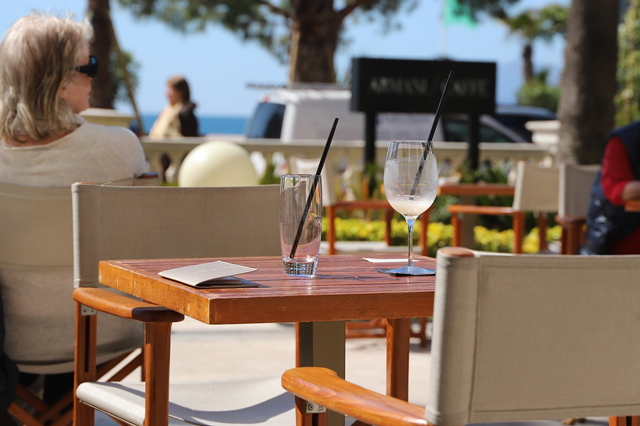 Auf einem Tisch auf einer Terrasse eines Restaurants stehen zwei leere Gläser.