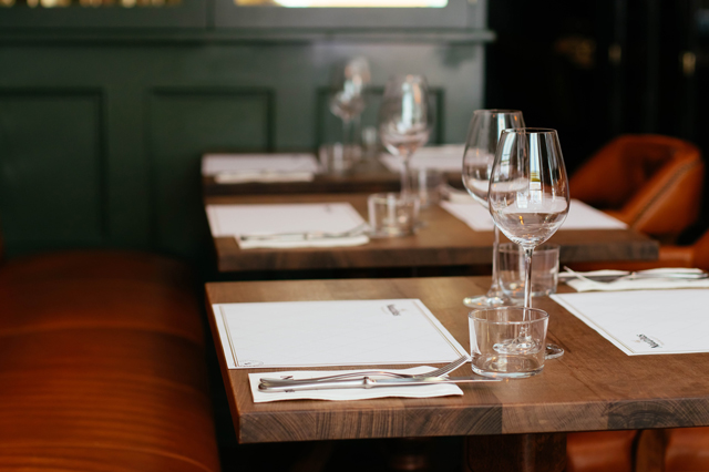Ein gedeckter Restauranttisch, bereit für die Gäste.