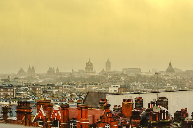 Die Skyline von London unter einer Smog-Glocke.
