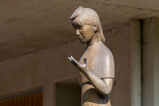 Eine Figur aus Bronze. Sie zeigt das Vreneli.