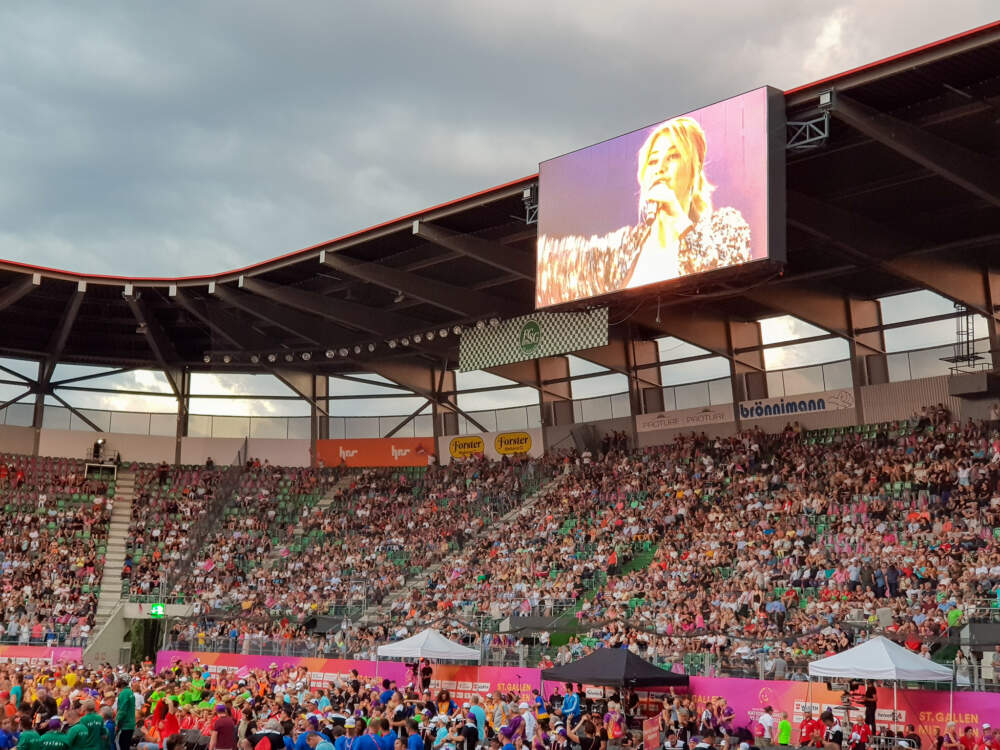 Auf der Videoleinwand im Stadion sieht man die Schlagers&auml;ngerin Beatrice Egli.