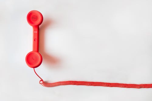Ein roter Telefonh&ouml;rer.