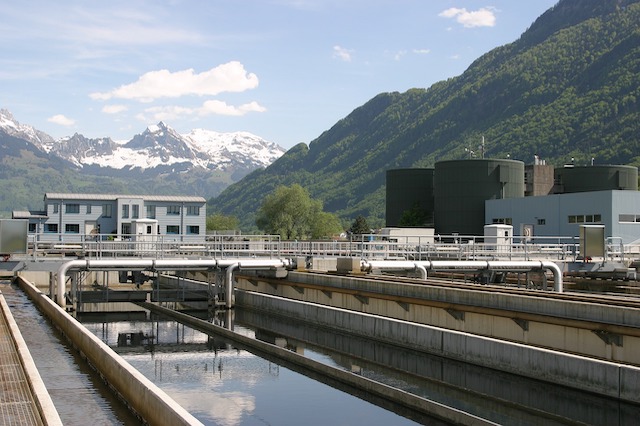 Geb&auml;ude und Wasserbecken einer Kl&auml;ranlage in der Schweiz.