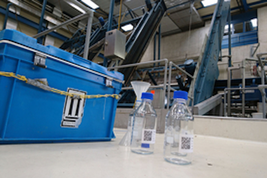 Zwei Glasflaschen mit Abwasserproben aus der Kl&auml;r&middot;anlage Werdh&ouml;lzli in Z&uuml;rich.