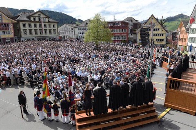 Die Stimmb&uuml;rgerinnen und Stimmb&uuml;rger haben sich auf dem Landsgemeindeplatz mitten in Appenzell versammelt. Vor ihnen ist die Trib&uuml;ne mit dem Regierungsrat und eine zweite Trib&uuml;ne mit den Ehreng&auml;sten.