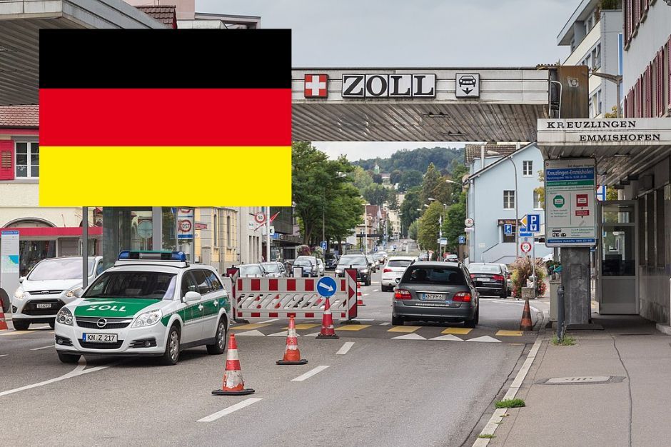 Ein Auto fährt beim Zoll von der Schweiz über die Grenze nach Deutschland. Die deutsche Flagge ist als Grafik im Foto integriert.