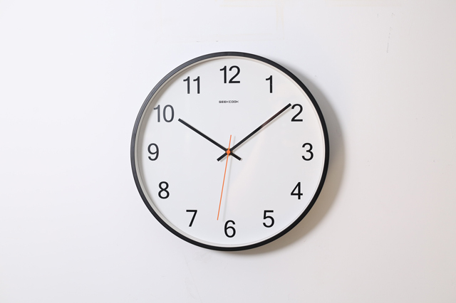 Eine Uhr. Die Zeiger stehen auf 10:10 Uhr.