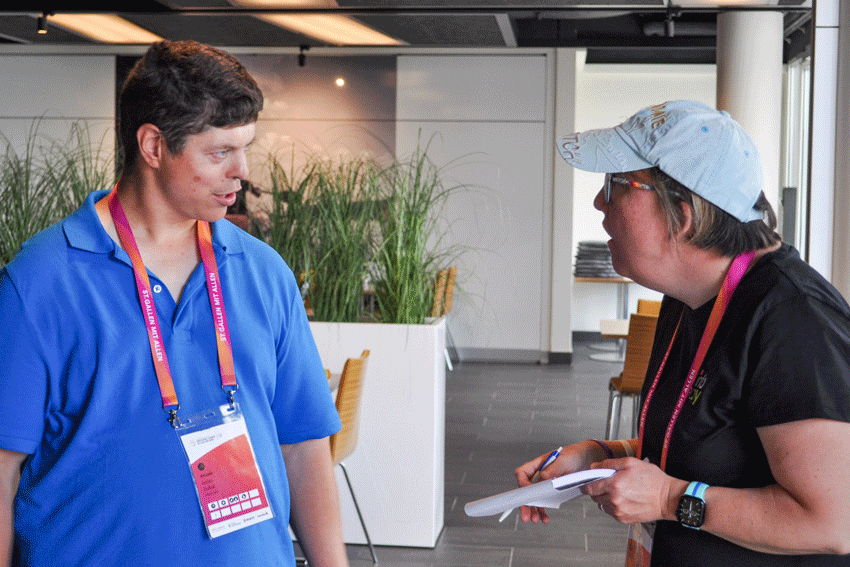 Reporterin Susi interviewt Bowler Adrien Zurfluh.