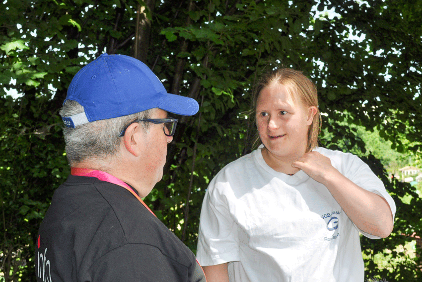 Reporter Pascal interviewt Schwimmerin Carla Gantenbein.