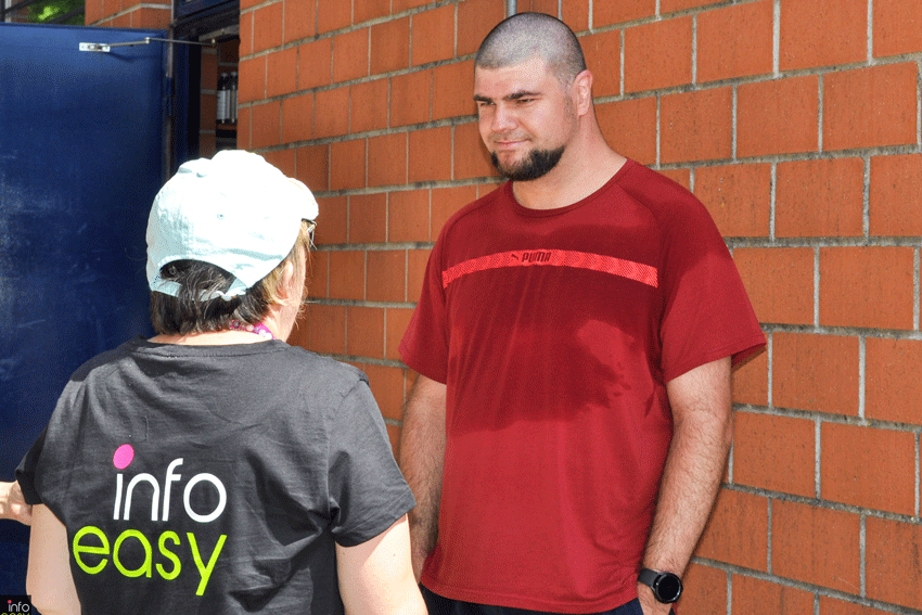 Reporterin Susi interviewt Tennisspieler Ronny.