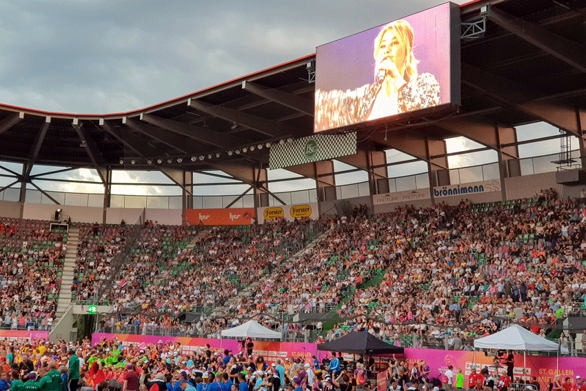 Auf der Stadionleinwand ist Schlagerstar Beatrice Egli zu sehen.