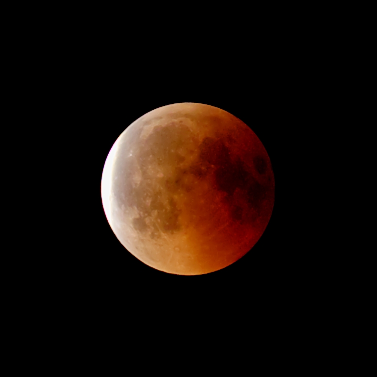 Der Mond ist rot gef&auml;rbt, da nur die roten Lichtstrahlen direkt auf ihn fallen.