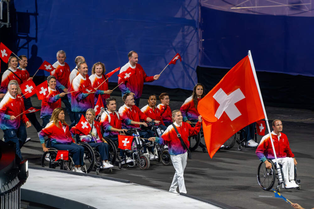 Die Schweizer Delegation kommt an der Er&ouml;ffnungsfeier ins Stadion.