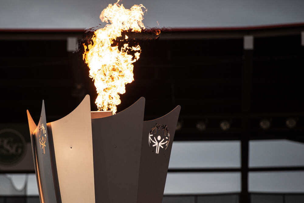 Die olympische Flamme brennt.