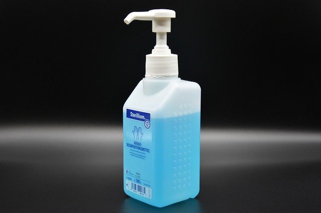Eine Flasche mit Desinfektionsmittel f&uuml;r die H&auml;nde.