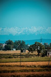 Weit entfernt sieht man am Horizont die schneebedeckten Berge des Himalaya. TjSingh twitterte zwei Bilder Anfang April 2020.