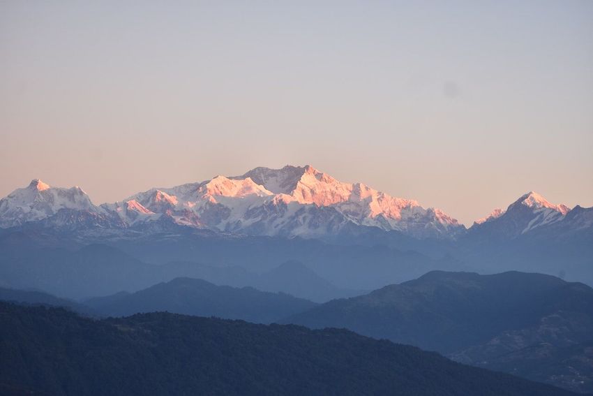 Schneebedeckte Berge weit entfernt am Horizont.