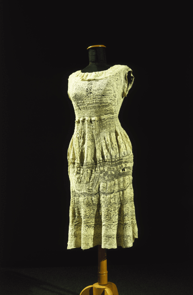 Ein Kleid aus mit der Nadel gefertigter Spitze.