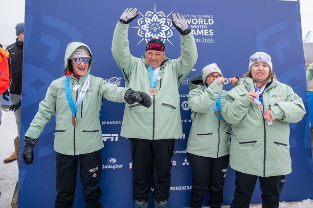 Siegerehrung. Das Schweizer Team freut sich &uuml;ber die Medaillen.