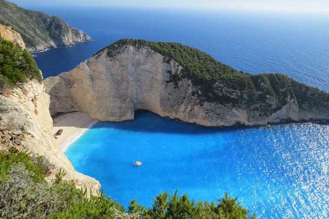 Blick auf einen Felsen im Meer