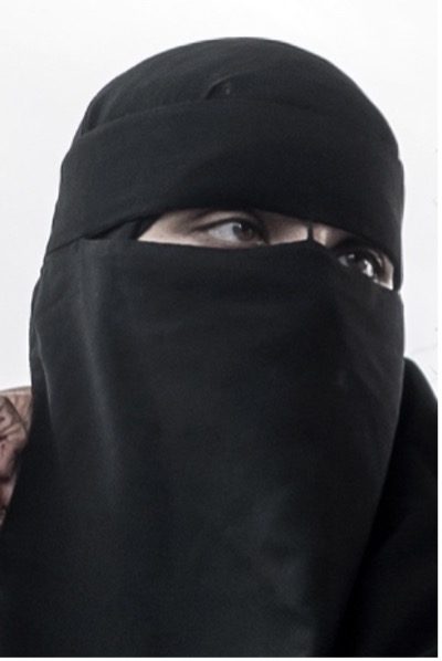 Eine Frau tr&auml;gt einen schwarzen Niqab.