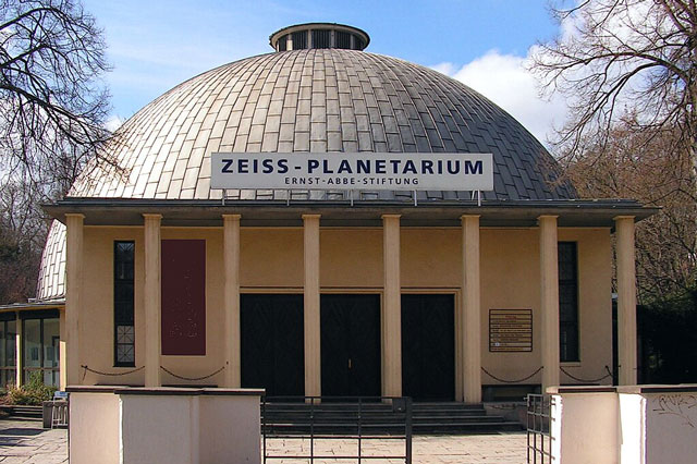 Das Zeiss-Planetarium in Jena mit einer silberfarbenen Kuppel