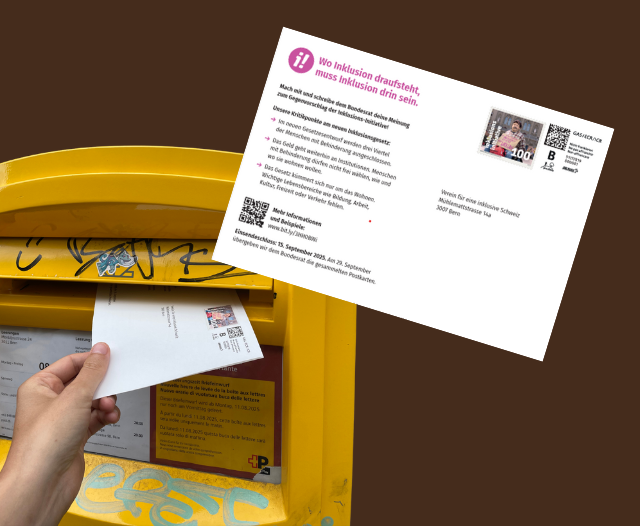 Eine Hand steckt eine Postkarten in einen Briefkasten. Es ist eine Bildmontage. &Uuml;ber dem Briefkasten ist die Postkarte im Detail gross dargestellt.