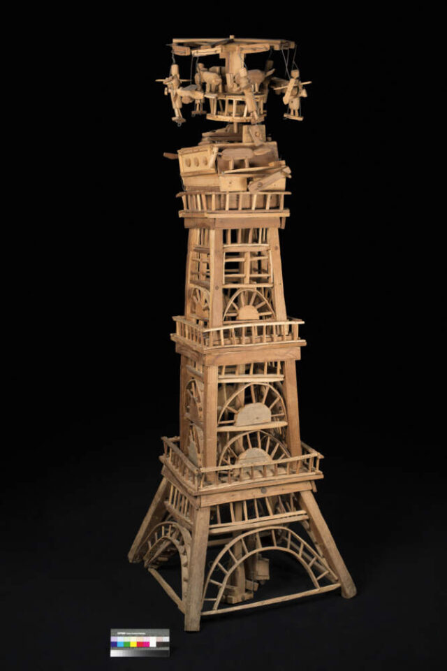 Ein Turm aus Holz vom K&uuml;nstler Emile Ratier. Die Skulptur hat keinen Namen.