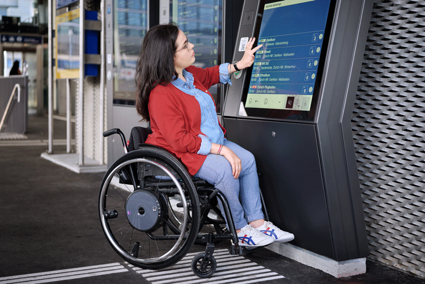 Reisende im Rollstuhl am Bahnhof Z&uuml;rich Altstetten nutzt einen der interaktiven Bildschirmen &laquo;Smart Information Displays&raquo; (SID). Reisende im Rollstuhl am Bahnhof Z&uuml;rich Altstetten nutzt einen der interaktiven Bildschirmen &laquo;Smart Information Displays&raquo; (SID).