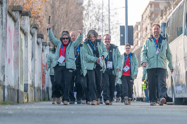 Das Schweizer Team auf dem Weg zur Er&ouml;ffnungsfeier.