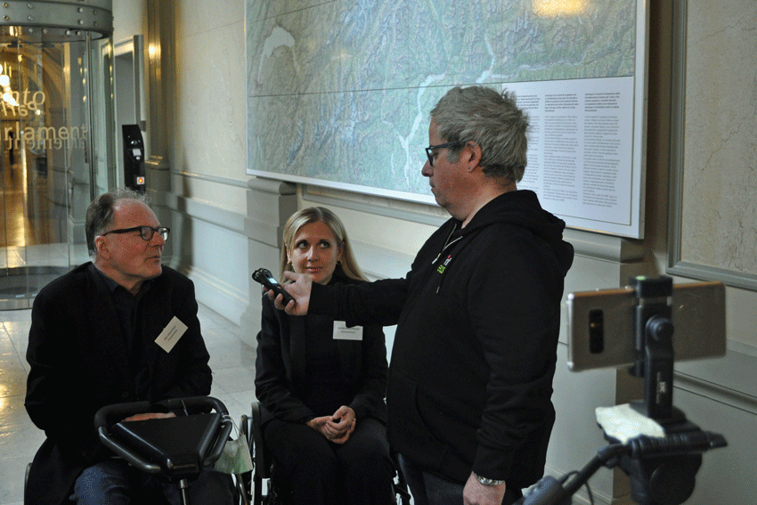 infoeasy-Reporter Pascal Titeux befragt Parlamentarierin Camilla Bischofberger und Parlamentarier Alex Oberholzer.