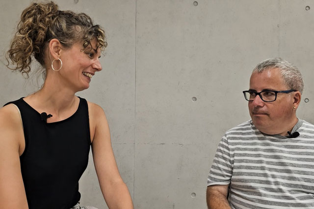 Nina Rofe von der Beko St.Gallen Appenzell und Reporter Pascal Titeux sitzen sich gegen&uuml;ber und schauen sich an. Beide l&auml;cheln.