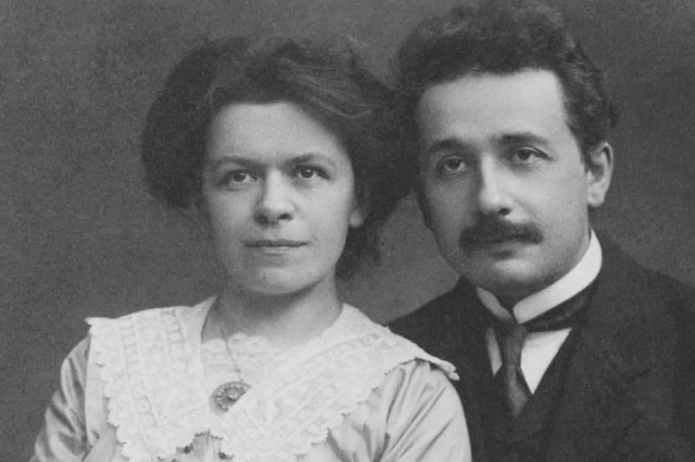 Auf dem Foto sind Mileva Marić und Albert Einstein. Das Foto ist schwarz-weiss. Beide sind elegant angezogen, Mileva tr&auml;gt eine Spitzenbluse und Albert einen Anzug.