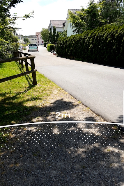 Auf der Kamera-Ansicht markiert eine weisse Linie markiert den Radius von 2 Metern auf einer Strasse.