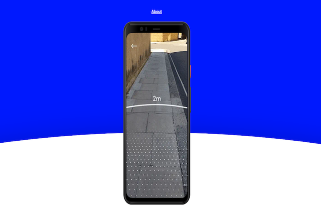Screenshot der Sodar-Website. Auf dem Bildschirm eines Smartphones l&auml;uft das Tool Sodar. &Uuml;ber die Kamerasicht zeigt eine Linie den Radius von 2 Metern auf einem Trottoir an.
