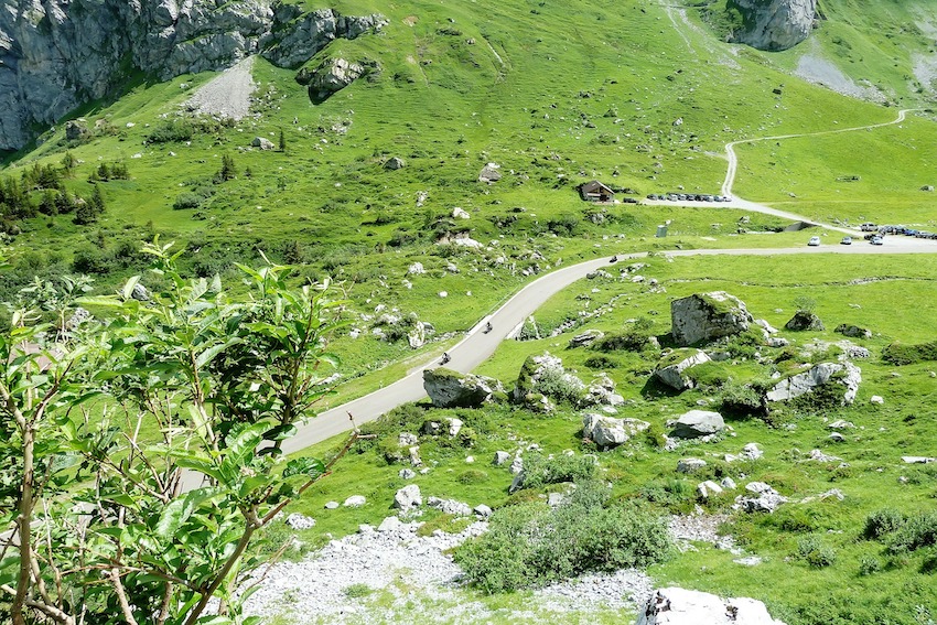 Motorradfahrer unterwegs auf der kurvenreichen Strasse zum Klausenpass