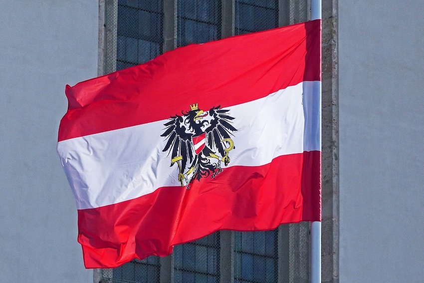 Eine rot-weisse Flagge von &Ouml;sterreich weht im Wind.