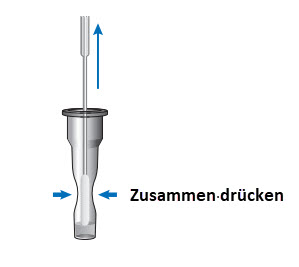 Das Testst&auml;bchen steckt im R&ouml;hrchen. Ein Pfeil zeigt vom R&ouml;hrchen nach oben. In diese Richtung muss man das St&auml;bchen herausziehen. Am unteren Ende ist das R&ouml;hrchen schmaler. Von beiden Seiten zeigt ein Pfeil auf die schmale Stelle. Hier muss man das R&ouml;hrchen zusammendr&uuml;cken.