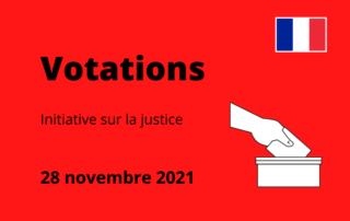 Dessin d&rsquo;une main qui met un papier dans une bo&icirc;te. Au-dessus : Votation. A c&ocirc;t&eacute; : initiative sur la justice, 28 novembre 2021.