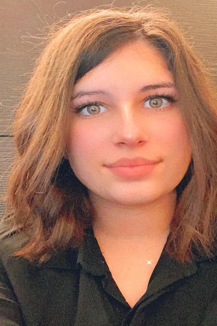 Das Gesicht des M&auml;dchens wurde ver&auml;ndert. Ihre braunen Augen sind jetzt gr&uuml;n. Ihre Lippen sind geschwungen und sehen aus wie ein Herz. Das wurde mit einem Filter auf dem Smartphone gemacht. Das M&auml;dchen sieht nicht mehr so aus wie im richtigen Leben.