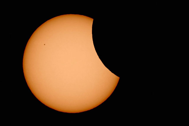 Bild der Sonne, die zum Teil verfinstert ist