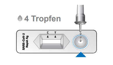 Der Teststreifen hat ein rundes Lock. &Uuml;ber diesem Loch ist das R&ouml;hrchen mit dem Deckel. Der Deckel hat eine Fortsetzung wie eine Nadel. Aus dieser Nadel tropfen drei Tropfen auf den Teststreifen.