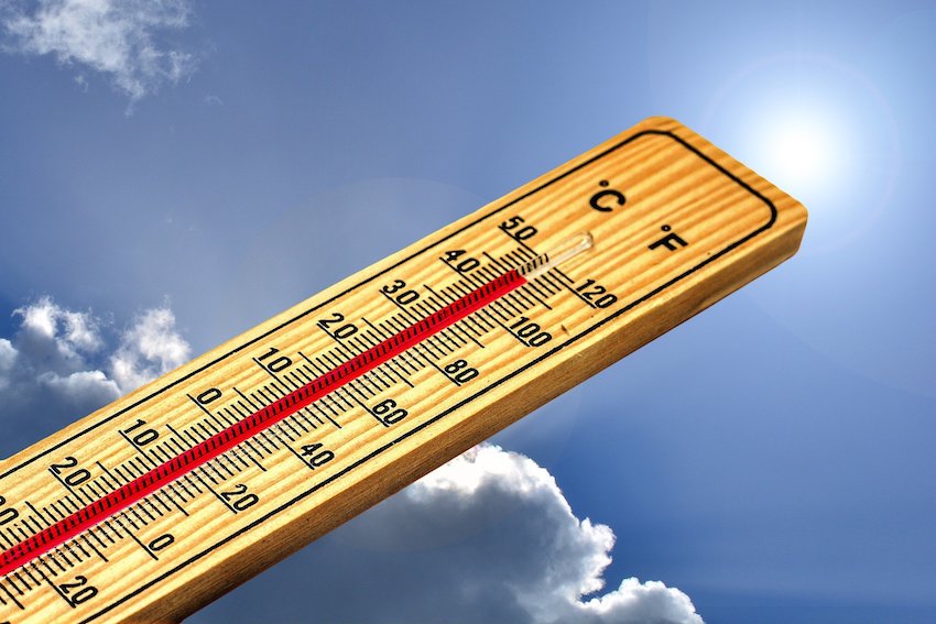 Thermometer vor blauem Himmel